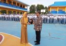 Ketua KPU Kepri Jadi Pembina Upacara di SMKN 4 Tanjungpinang, Serahkan Cendera Mata dan Ajak Siswa Melek Demokrasi