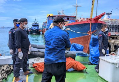Gerak Cepat, Patroli KSOP Khusus Batam Evakuasi Mayat di Perairan Batu Ampar