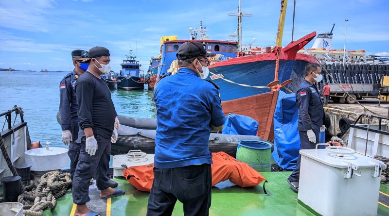 Gerak Cepat, Patroli KSOP Khusus Batam Evakuasi Mayat di Perairan Batu Ampar