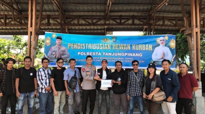 Polresta Tanjungpinang Salurkan 21 Hewan Kurban, Wujud Kepedulian untuk Pesantren hingga Insan Pers
