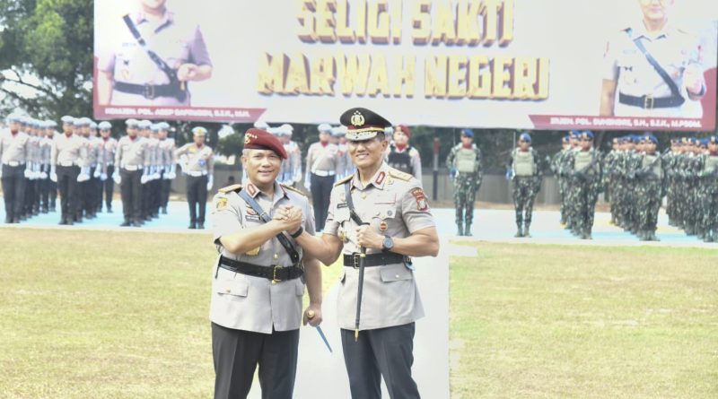 Sekdaprov Kepri Hadiri Farewell and Welcome Parade Kapolda Kepri